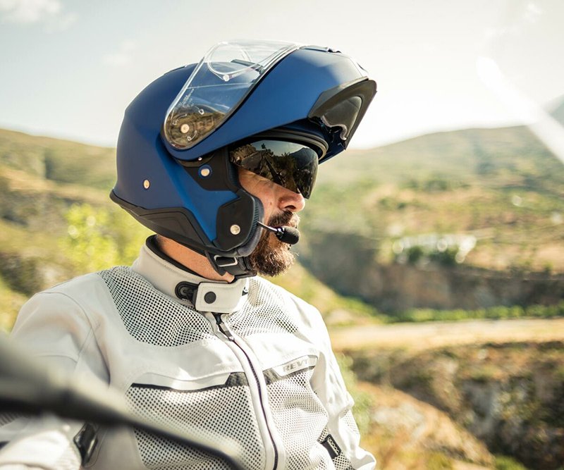 Guy wearing Shoei Neotec 2 helmet in metallic blue